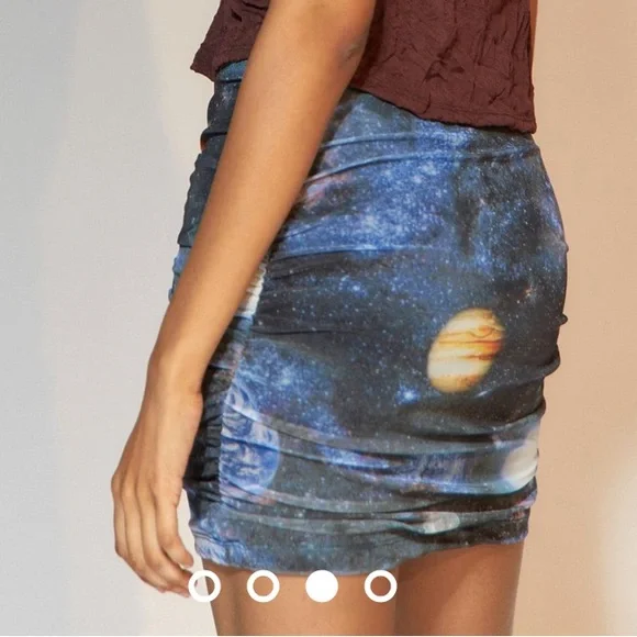 Ruched galaxy print mini skirt by Urban Outfitters - Picture 5 of 9